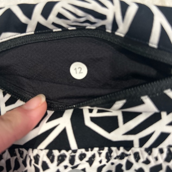 Lululemon like new stunning capri leggings with finished piping. - Picture 3 of 6